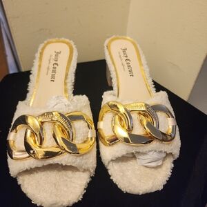 Juicy Couture Women's Slippers in Cream with Gold Chain